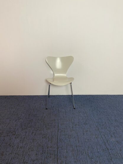 Vlinderstoel Fritz Hansen (design), lichtgrijs, chroom onderstel - Afbeelding 3