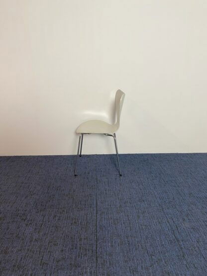 Vlinderstoel Fritz Hansen (design), lichtgrijs, chroom onderstel - Afbeelding 4