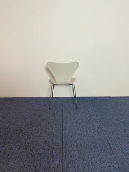 Vlinderstoel Fritz Hansen (design), lichtgrijs, chroom onderstel - Afbeelding 5