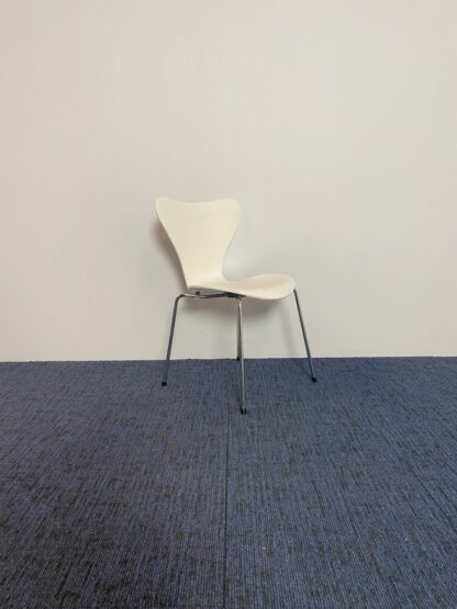 Vlinderstoel Fritz Hansen (design) - wit, chroom onderstel