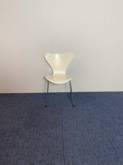 Vlinderstoel Fritz Hansen (design) - wit, chroom onderstel - Afbeelding 3