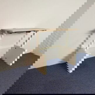 Zit/sta bureau Vepa (elektrisch), licht eiken blad, wit onderstel, 120 x 80 cm. (incl. fliptop)