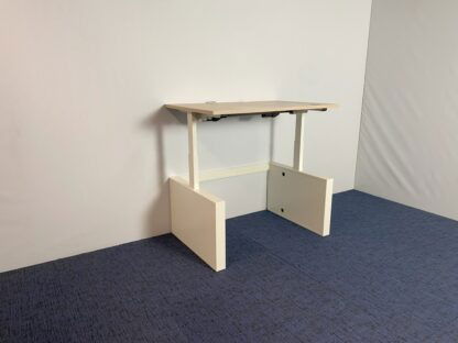 Zit/sta bureau Vepa (elektrisch), licht eiken blad, wit onderstel, 120 x 80 cm. (incl. fliptop)