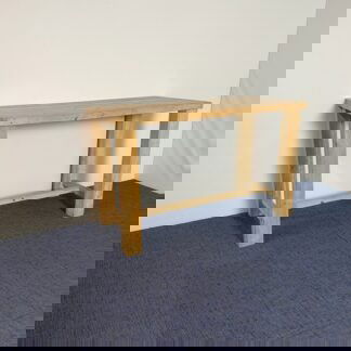Hoge vergadertafel, donker eiken, 180 x 80 cm.
