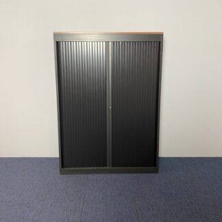 Roldeurkast Emmein, zwart, kersen topblad, H 167 x B 120 x D 45 cm.