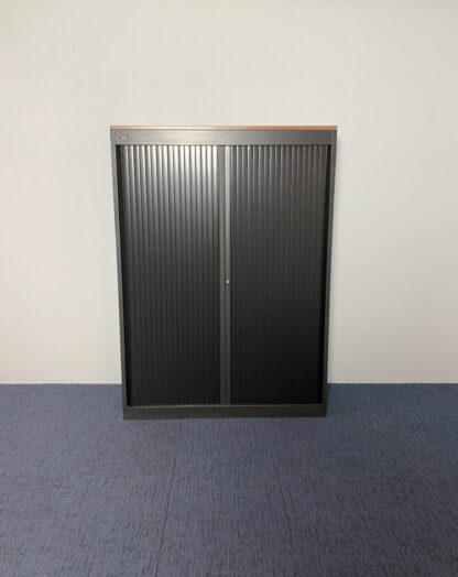 Roldeurkast Emmein, zwart, kersen topblad, H 167 x B 120 x D 45 cm.