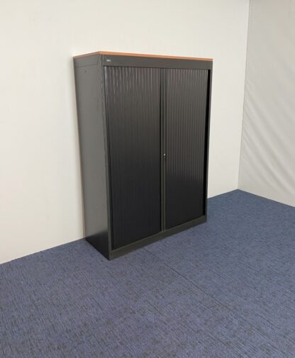 Roldeurkast Emmein, zwart, kersen topblad, H 167 x B 120 x D 45 cm. - Afbeelding 2