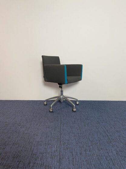 Vergaderstoel Artifort Paco - antraciet/blauw, chroom voetkruis