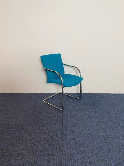 Vergaderstoel Vepa, blauwe stof, chroom onderstel - Afbeelding 2