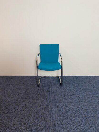 Vergaderstoel Vepa, blauwe stof, chroom onderstel - Afbeelding 3