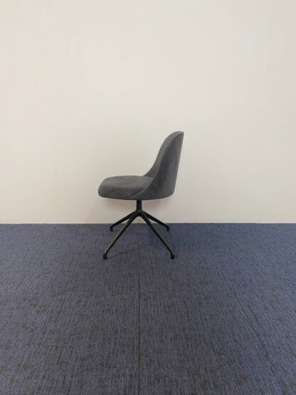 Vergaderstoel Viccarbe Aleta - antraciet, zwart frame - Afbeelding 4