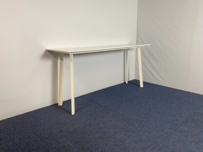 Hoge vergadertafel Gispen TM, wit blad, wit frame, 230 x 70 cm.