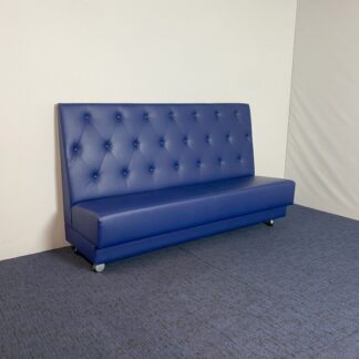 Treinbank (verrijdbaar), blauw leder, H 120 x B 205 cm.