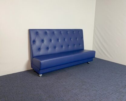 Treinbank (verrijdbaar), blauw leder, H 120 x B 205 cm.