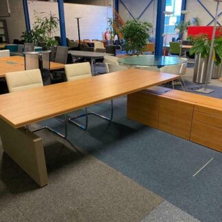 Directiebureau Ahrend (slinger), bamboe hout, 270 x 110 cm.