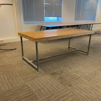 Steigerhouten tafel, eiken/aluminium, 200 x 98 cm.