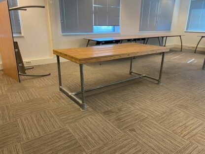 Steigerhouten tafel, eiken/aluminium, 200 x 98 cm.
