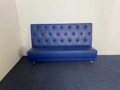 Treinbank (verrijdbaar), blauw leder, H 120 x B 205 cm. - Afbeelding 4