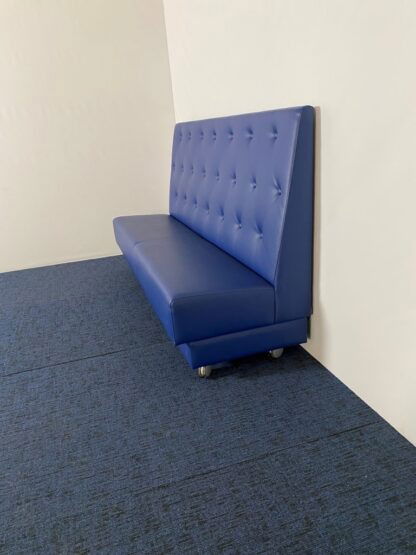 Treinbank (verrijdbaar), blauw leder, H 120 x B 205 cm. - Afbeelding 5