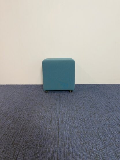 Verrijdbaar ATMR poefje, blauw, 46 x 46 cm.