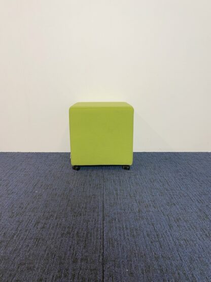 Verrijdbaar ATMR poefje, groene stof, 46 x 46 cm.