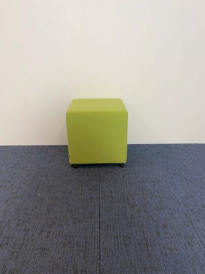 Verrijdbaar ATMR poefje, groene stof, 46 x 46 cm. - Afbeelding 2