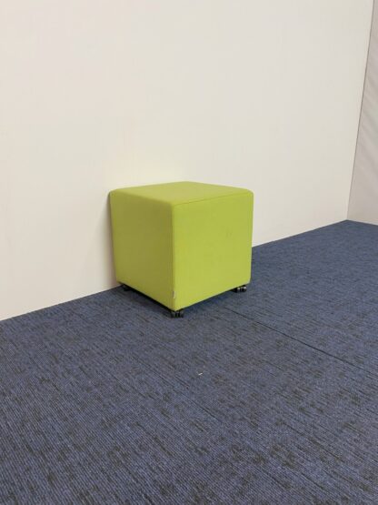 Verrijdbaar ATMR poefje, groene stof, 46 x 46 cm. - Afbeelding 3