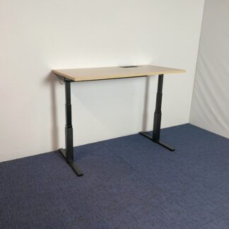 Zit/sta bureau Gispen (elektrisch), eiken blad, zwart onderstel, 160 x 80 cm.