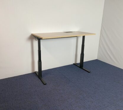 Zit/sta bureau Gispen (elektrisch), eiken blad, zwart onderstel, 160 x 80 cm.