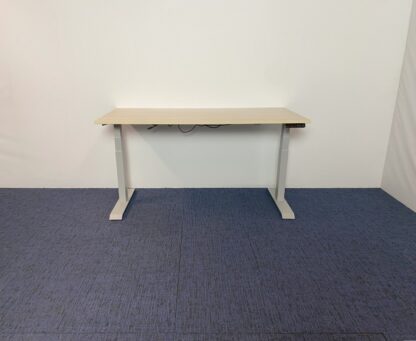 Zit/sta bureau (elektrisch), licht eiken blad, aluminium onderstel, 160 x 80 cm. - Afbeelding 6