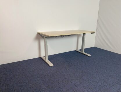 Zit/sta bureau (elektrisch), licht eiken blad, aluminium onderstel, 160 x 80 cm. - Afbeelding 5