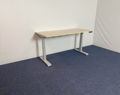 Zit/sta bureau (elektrisch), licht eiken blad, aluminium onderstel, 160 x 80 cm. - Afbeelding 4