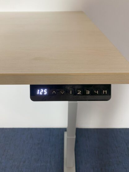 Zit/sta bureau (elektrisch), licht eiken blad, aluminium onderstel, 160 x 80 cm. - Afbeelding 7
