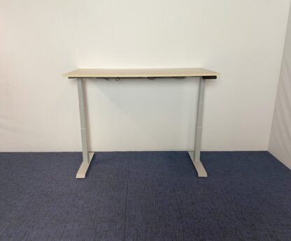 Zit/sta bureau (elektrisch), licht eiken blad, aluminium onderstel, 160 x 80 cm. - Afbeelding 3