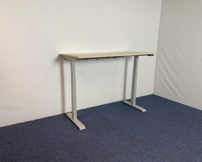 Zit/sta bureau (elektrisch), licht eiken blad, aluminium onderstel, 160 x 80 cm. - Afbeelding 2