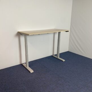 Zit/sta bureau (elektrisch), licht eiken blad, aluminium onderstel, 160 x 80 cm.