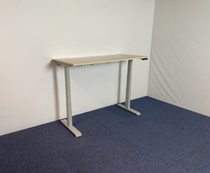 Zit/sta bureau (elektrisch), licht eiken blad, aluminium onderstel, 160 x 80 cm.