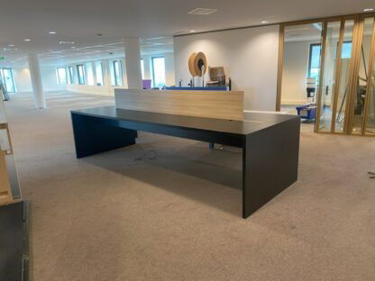 Vergadertafel Vitra, donker eiken, 400 x 150 cm. (hoogte 100 cm.)