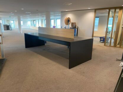 Vergadertafel Vitra, donker eiken, 400 x 150 cm. (hoogte 100 cm.) - Afbeelding 2