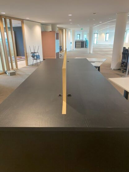 Vergadertafel Vitra, donker eiken, 400 x 150 cm. (hoogte 100 cm.) - Afbeelding 7