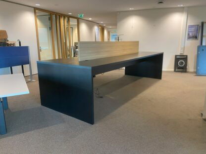 Vergadertafel Vitra, donker eiken, 400 x 150 cm. (hoogte 100 cm.) - Afbeelding 3