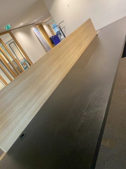 Vergadertafel Vitra, donker eiken, 400 x 150 cm. (hoogte 100 cm.) - Afbeelding 6