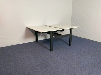 Bench bureau Ahrend Balance (slinger), wit blad, zwart onderstel, 140 x 170 cm.