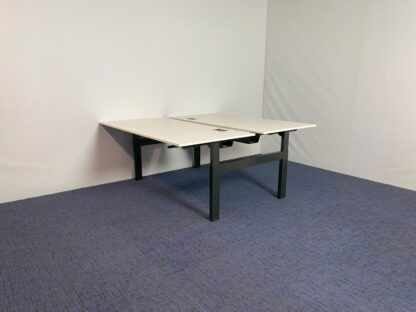 Bench bureau Ahrend Balance (slinger), wit blad, zwart onderstel, 160 x 170 cm.
