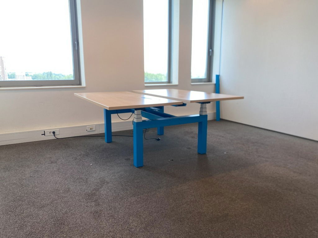 Bench zit/sta bureau Gispen (elektrisch), beuken blad, blauw/wit onderstel, 160 x 170 cm. - Afbeelding 3
