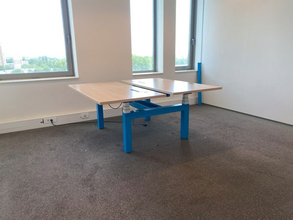 Bench zit/sta bureau Gispen (elektrisch), beuken blad, blauw/wit onderstel, 160 x 170 cm. - Afbeelding 4
