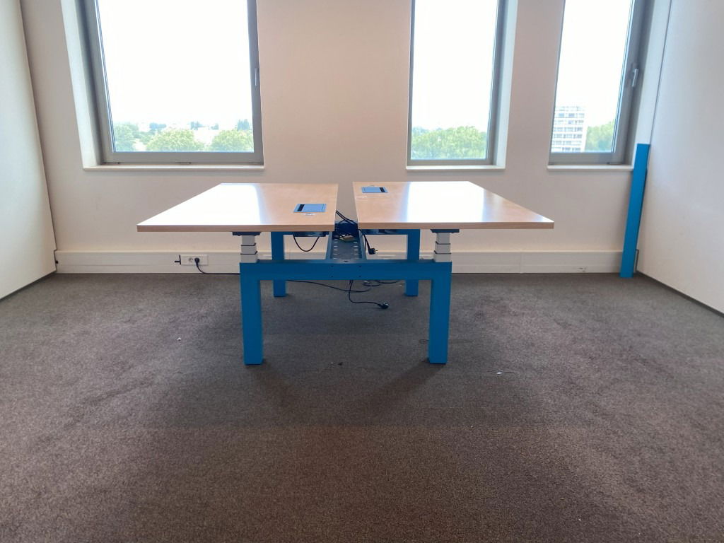 Bench zit/sta bureau Gispen (elektrisch), beuken blad, blauw/wit onderstel, 160 x 170 cm. - Afbeelding 5