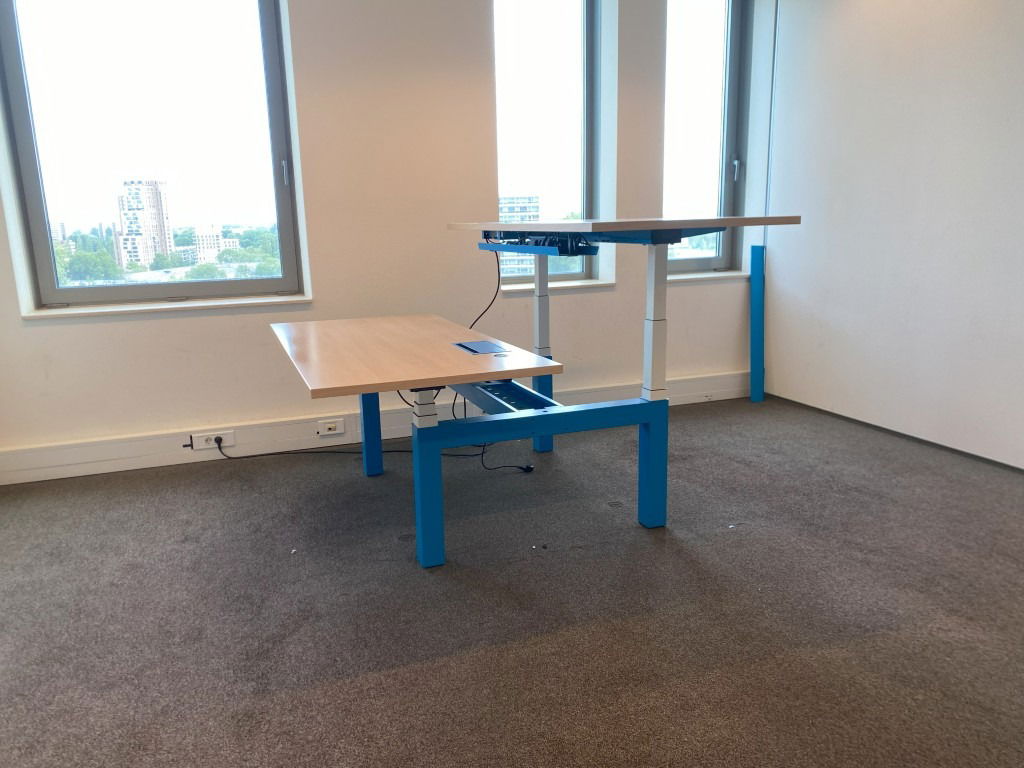 Bench zit/sta bureau Gispen (elektrisch), beuken blad, blauw/wit onderstel, 160 x 170 cm. - Afbeelding 2