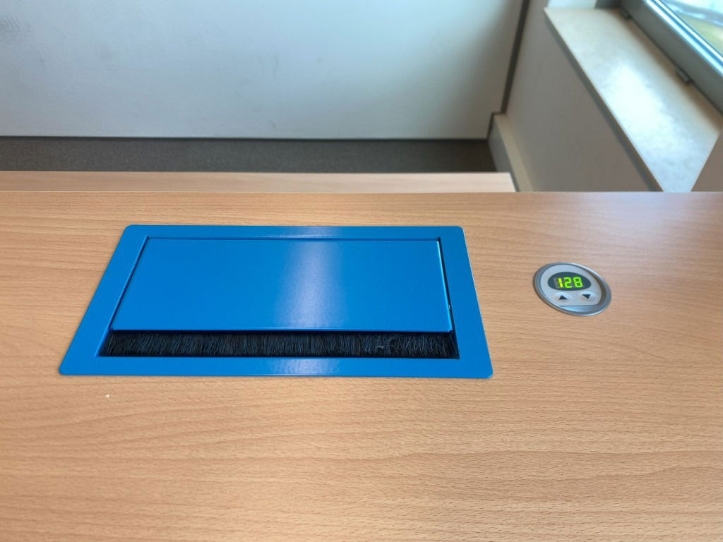 Bench zit/sta bureau Gispen (elektrisch), beuken blad, blauw/wit onderstel, 160 x 170 cm. - Afbeelding 6