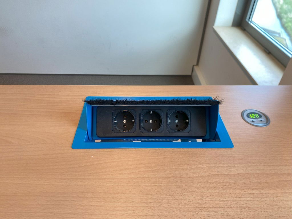 Bench zit/sta bureau Gispen (elektrisch), beuken blad, blauw/wit onderstel, 160 x 170 cm. - Afbeelding 7